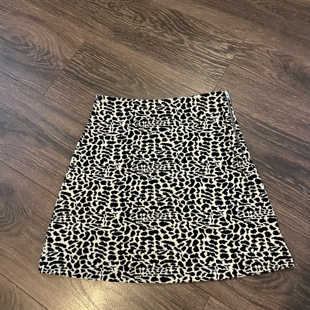 & other stories women’s mini skirt. SIZE 4. Like new. Center top to bottom 16”